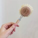 Cepillo de madera para vajilla  con mango - 5cm - Imagen 3